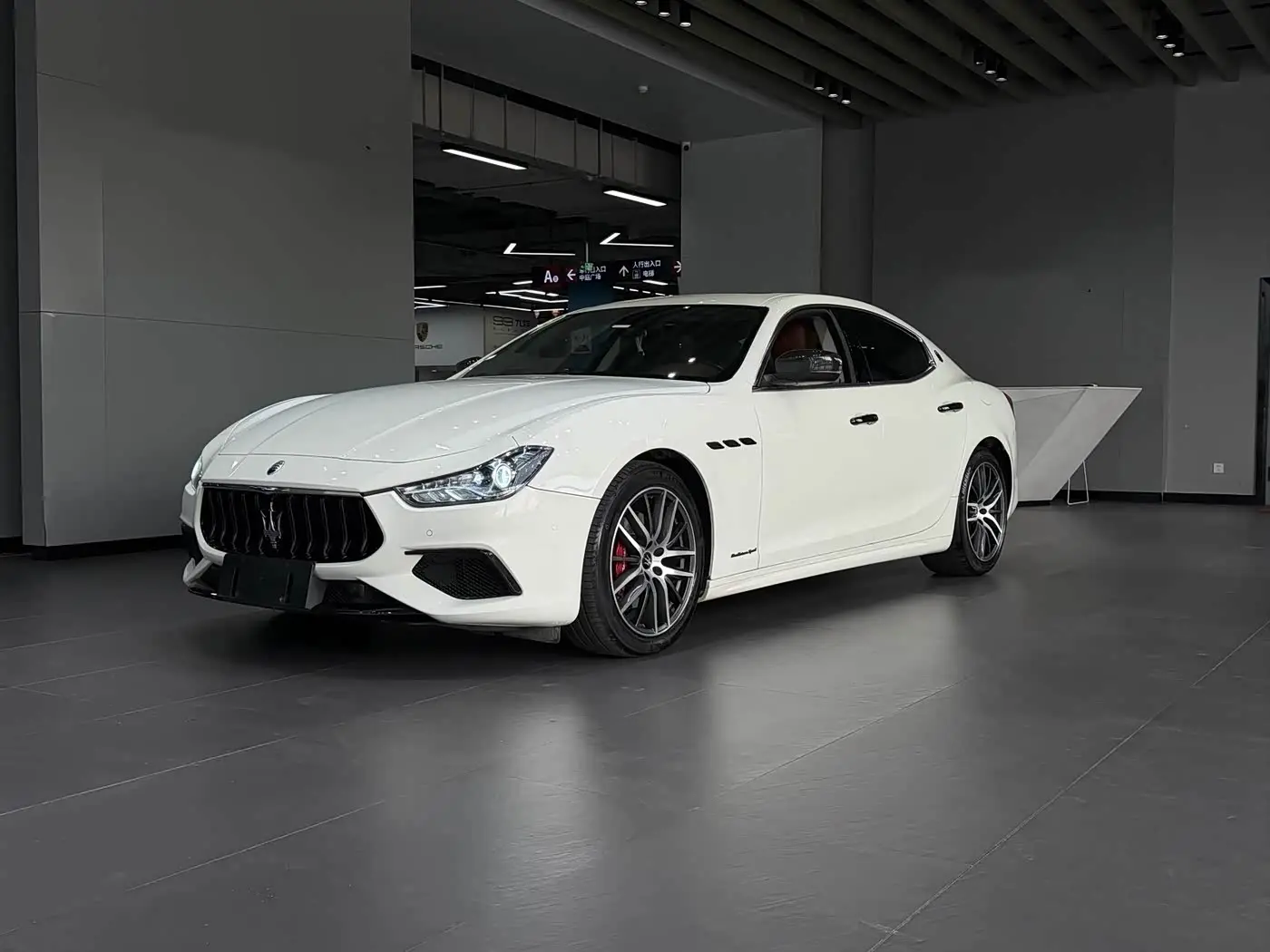Maserati Ghibli 2021 — Фото 1/20