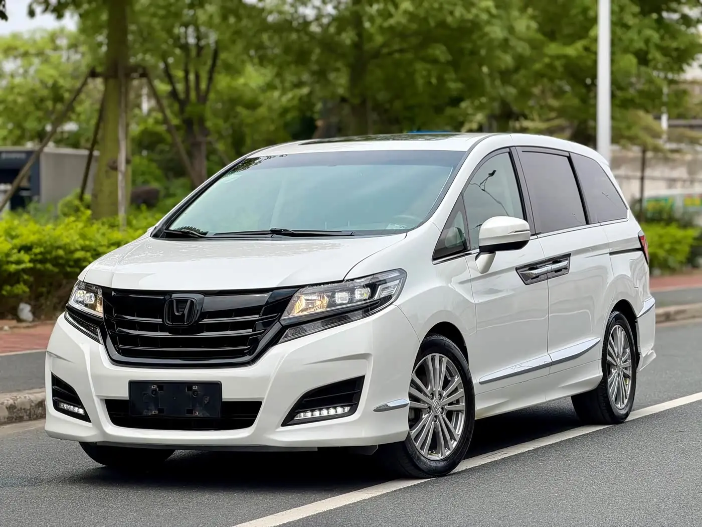 Honda Elysion 2019 — Photo 1/20