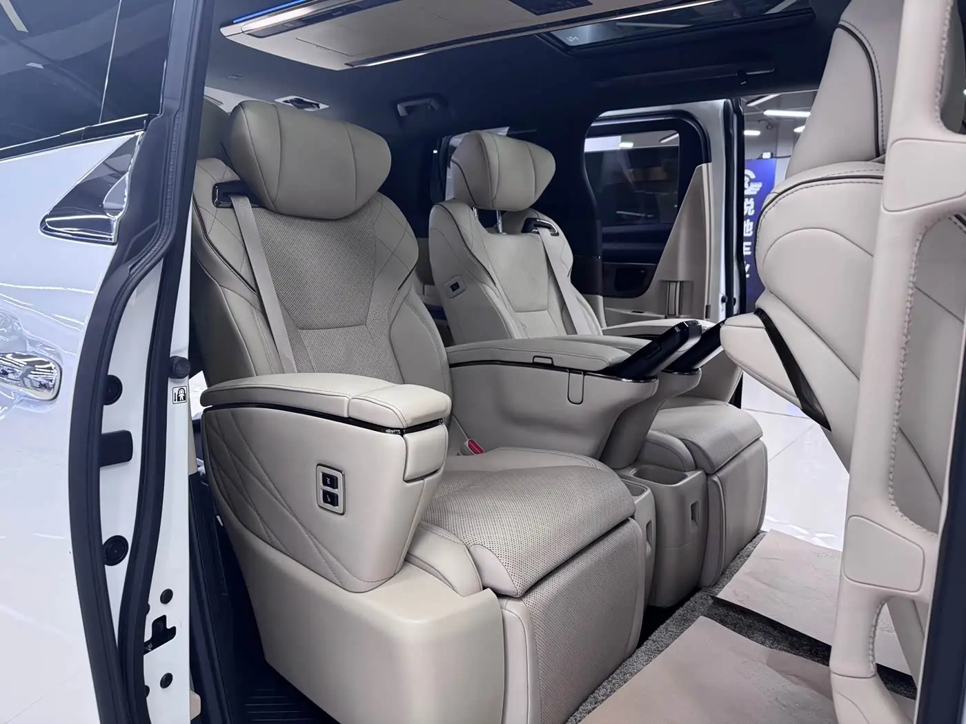 Toyota Alphard 2023 — Photo 14/17