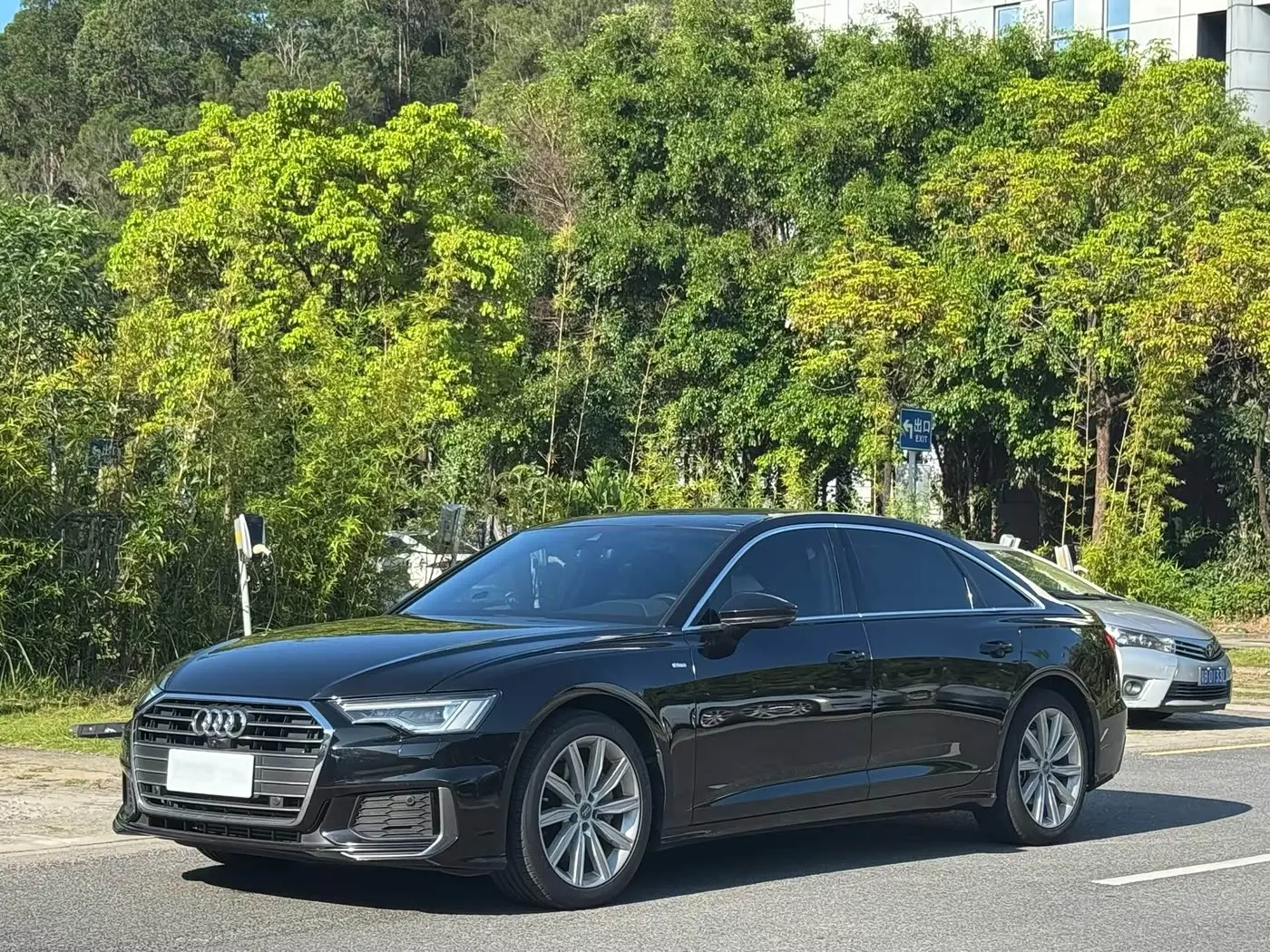 Audi A6L 2021 — Photo 1/9