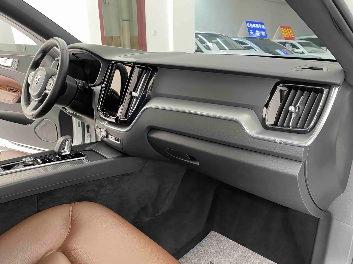 Volvo XC60 2023 — Фото 8/20