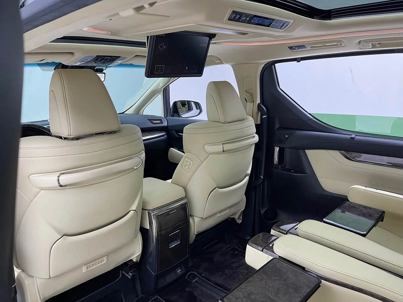 Toyota Vellfire 2021 — Photo 9/13