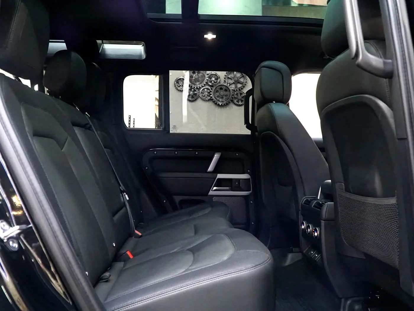 Land Rover Defender 2023 — Photo 10/20