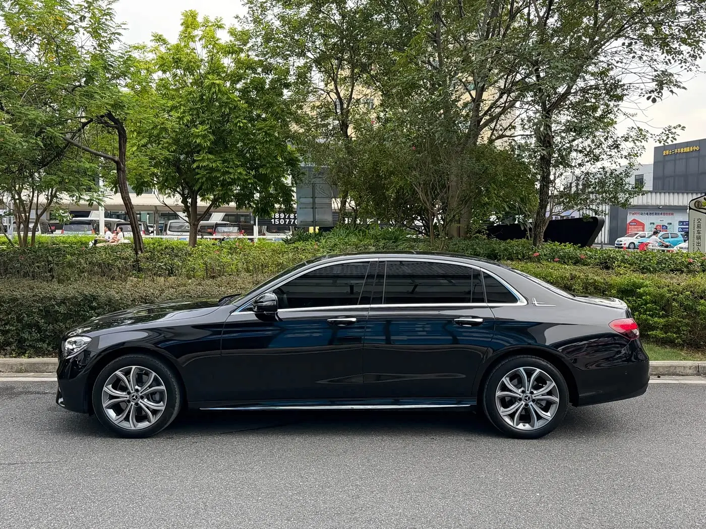 Mercedes-Benz E-Class 2022 — Photo 3/9