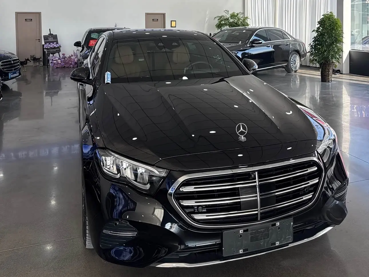 Mercedes-Benz E-Class 2024 — Photo 1/12