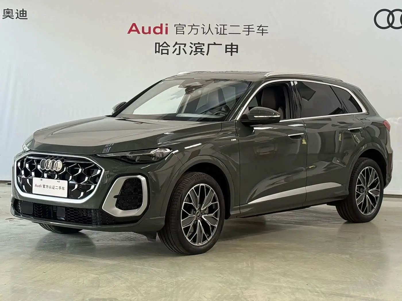 Audi Q5L 2025 — Фото 1/15