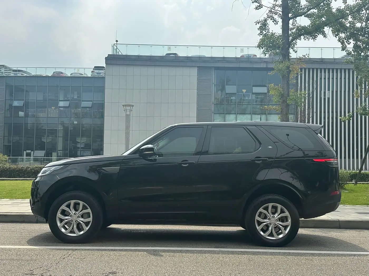 Land Rover Discovery 2019 — Фото 3/20