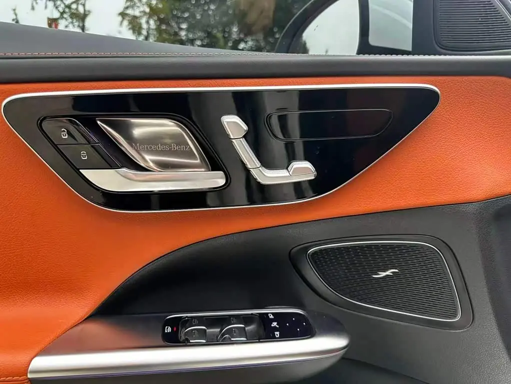 Mercedes-Benz C-Class 2025 — Photo 19/19