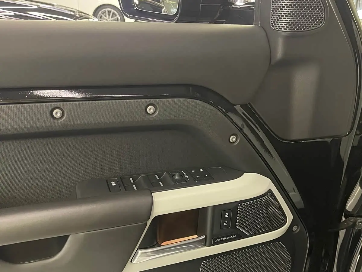 Land Rover Defender 2023 — Photo 9/16