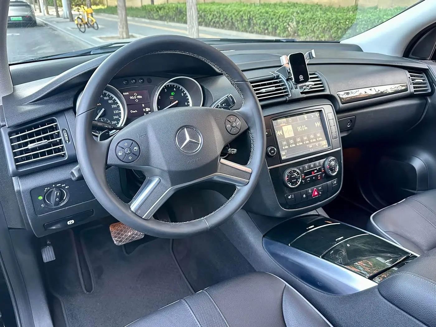 Mercedes-Benz R-Class 2017 — Photo 10/15