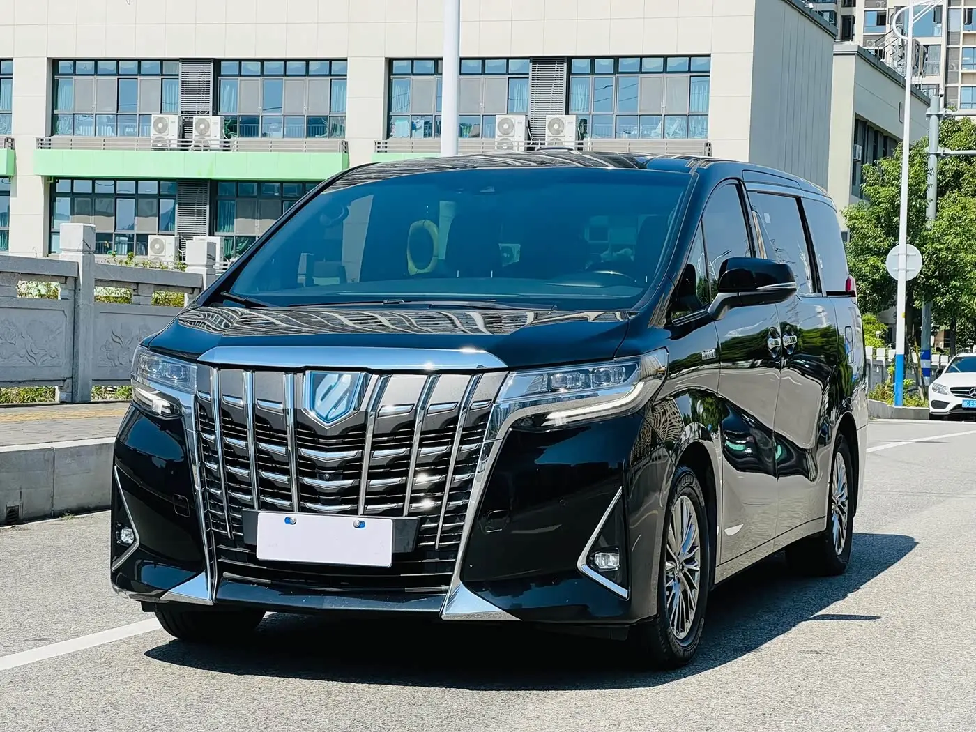 Toyota Alphard 2020 — Photo 1/9