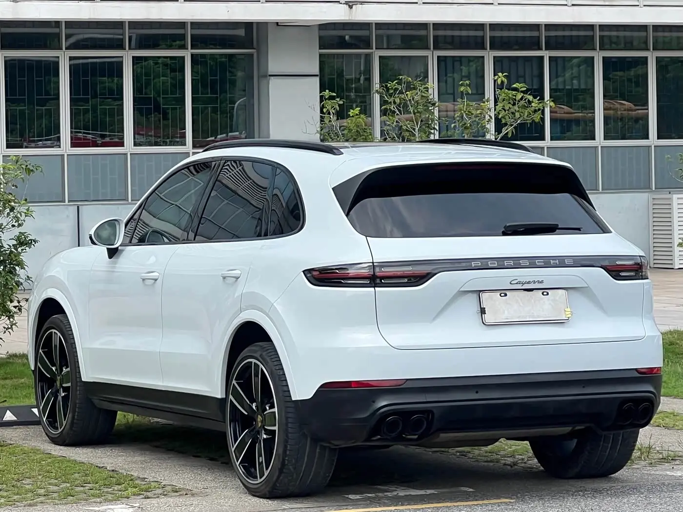 Porsche Cayenne 2023 — Photo 6/20