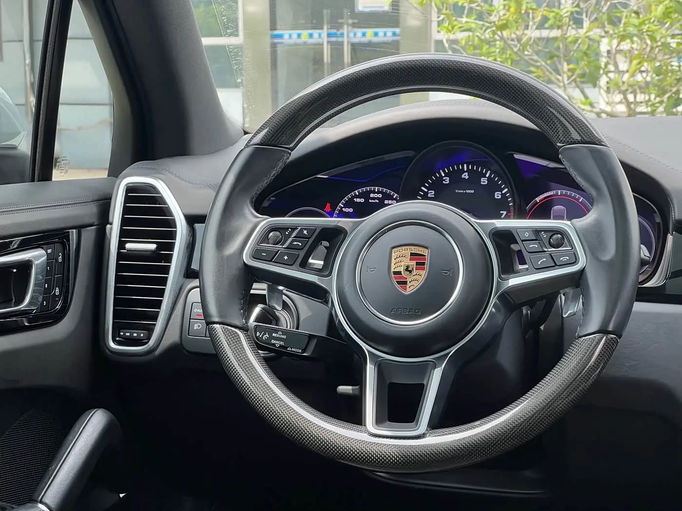 Porsche Cayenne 2023 — Photo 18/20