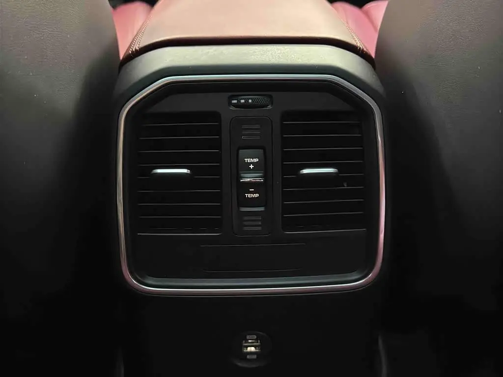 Porsche Macan 2017 — ფოტო 11/17
