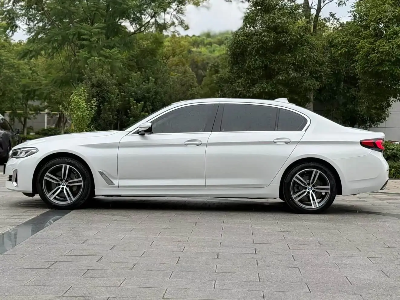 BMW 5 Series 2023 — Photo 8/9