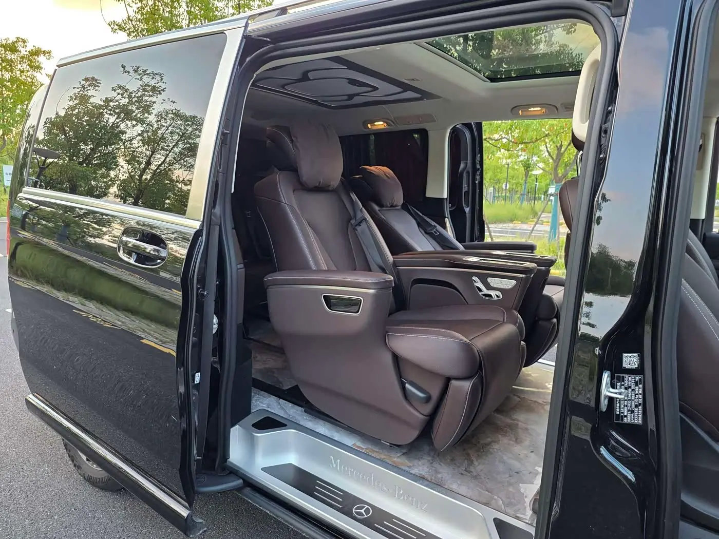 Mercedes-Benz V-Class 2023 — Photo 11/20