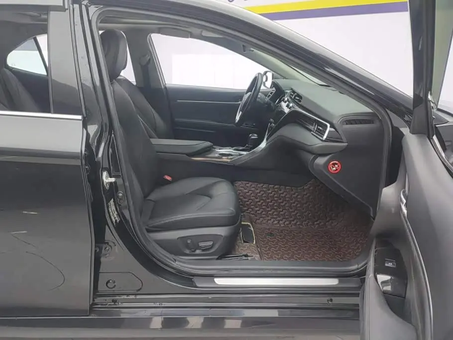 Toyota Camry 2019 — ფოტო 8/16