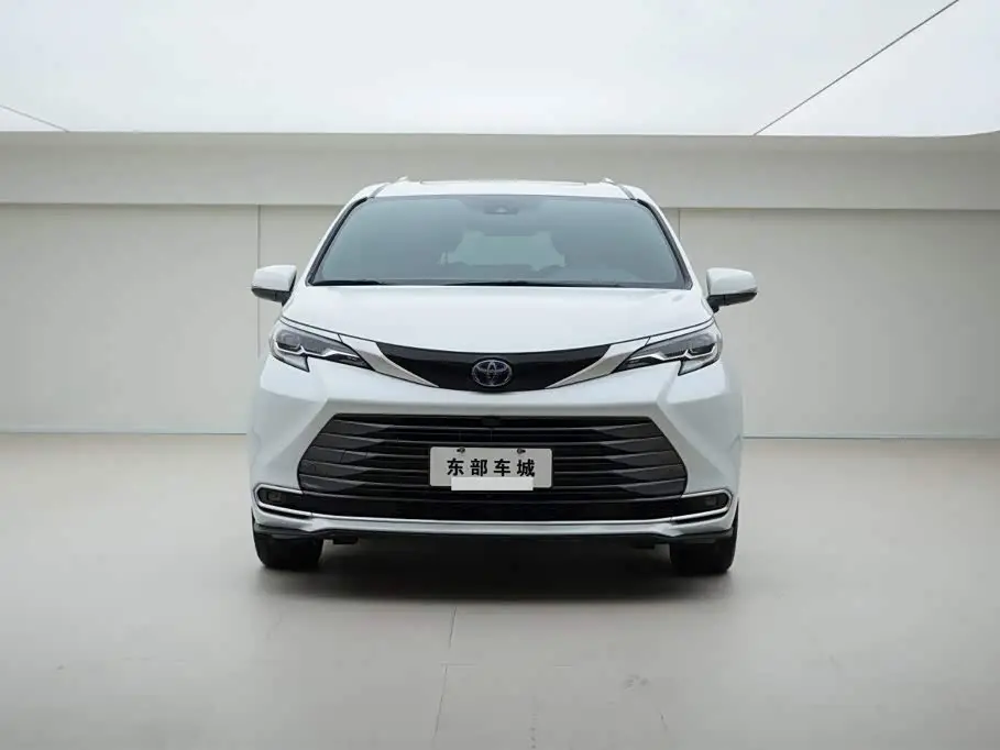 Toyota Sienna 2023 — Photo 2/19