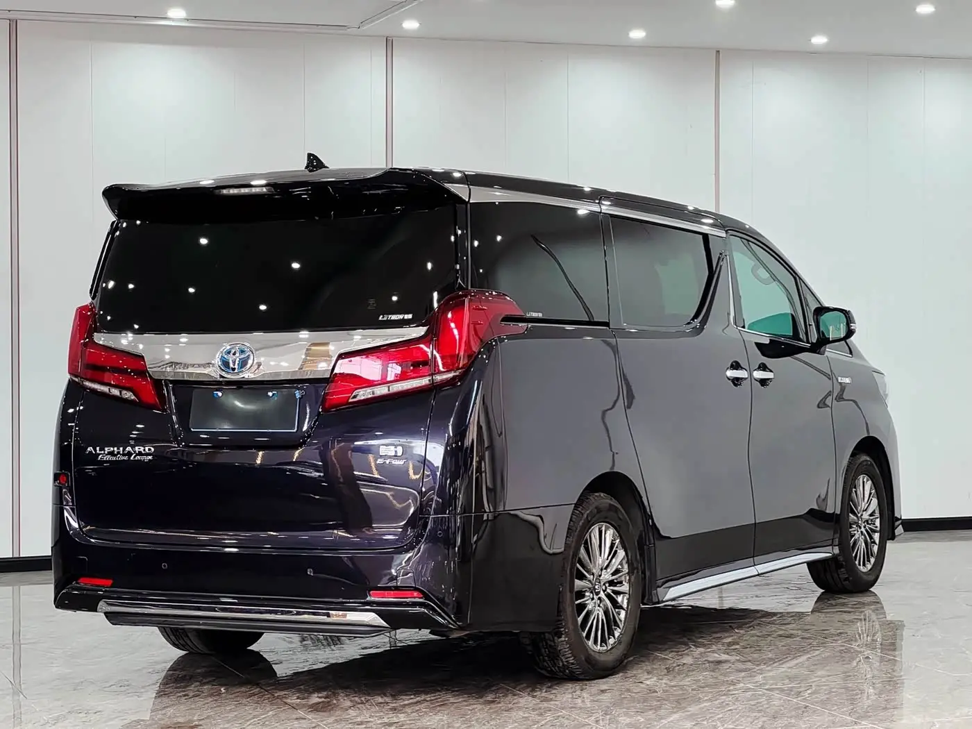 Toyota Vellfire 2022 — Photo 5/17
