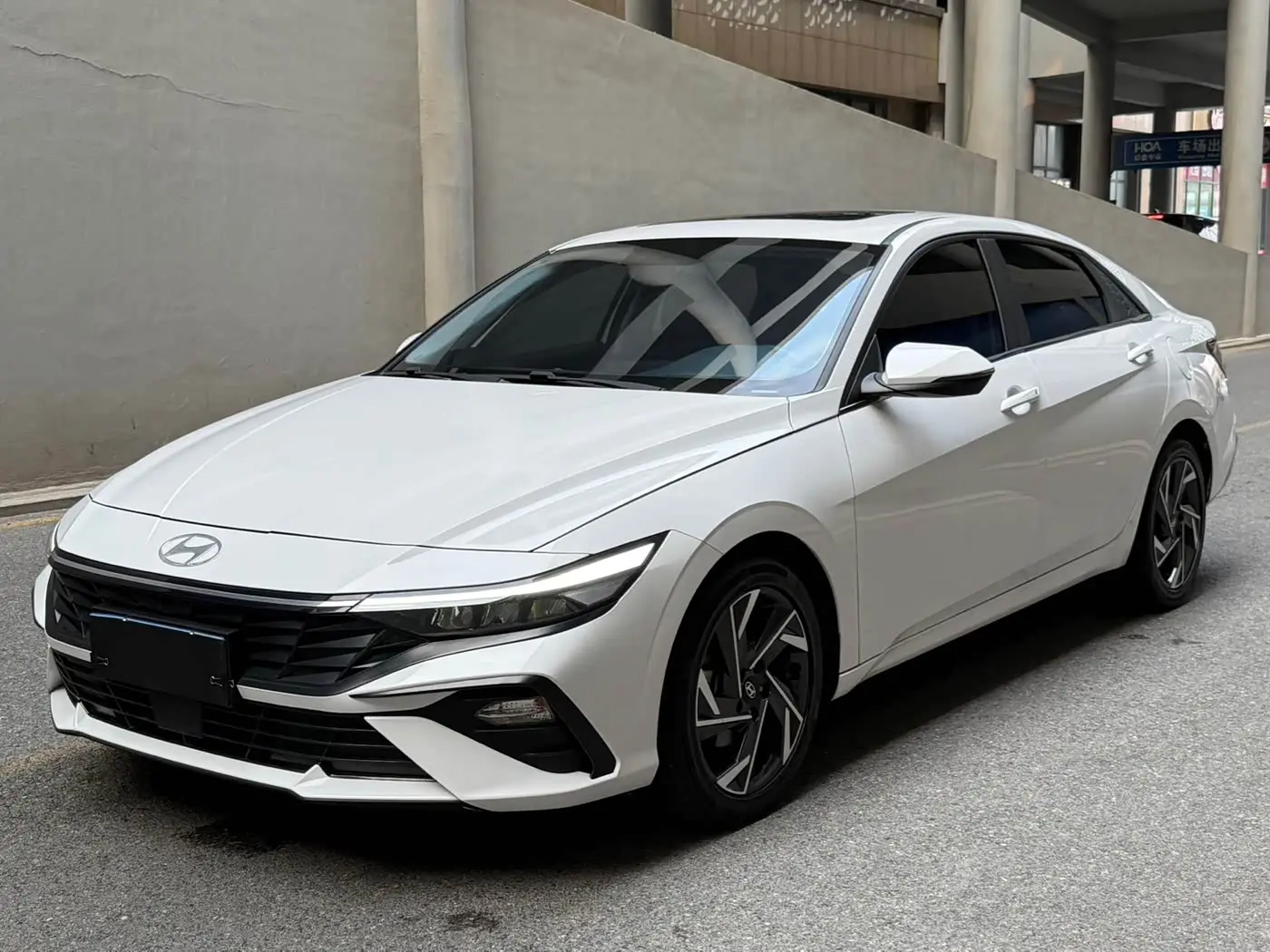 Hyundai Elantra 2024 — Photo 1/20