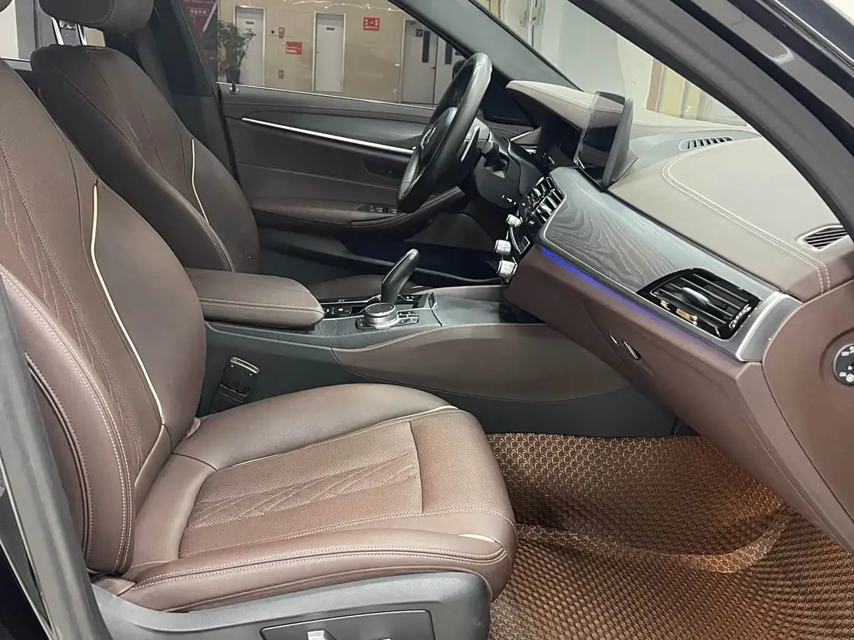 BMW 5 Series 2021 — Photo 10/17
