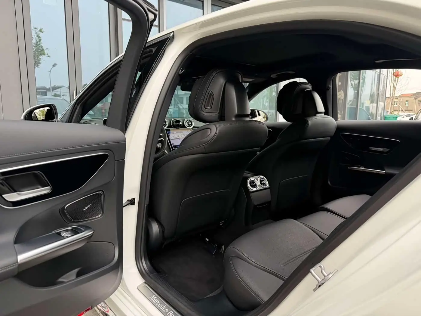 Mercedes-Benz C-Class 2024 — Photo 5/10