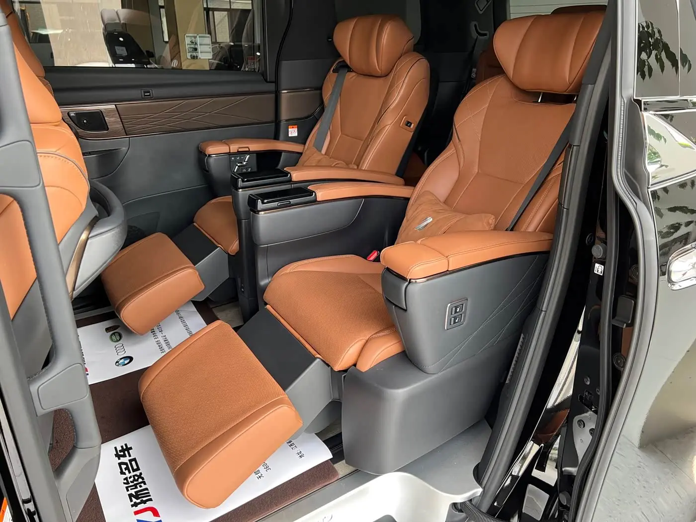 Toyota Alphard 2023 — Photo 9/14