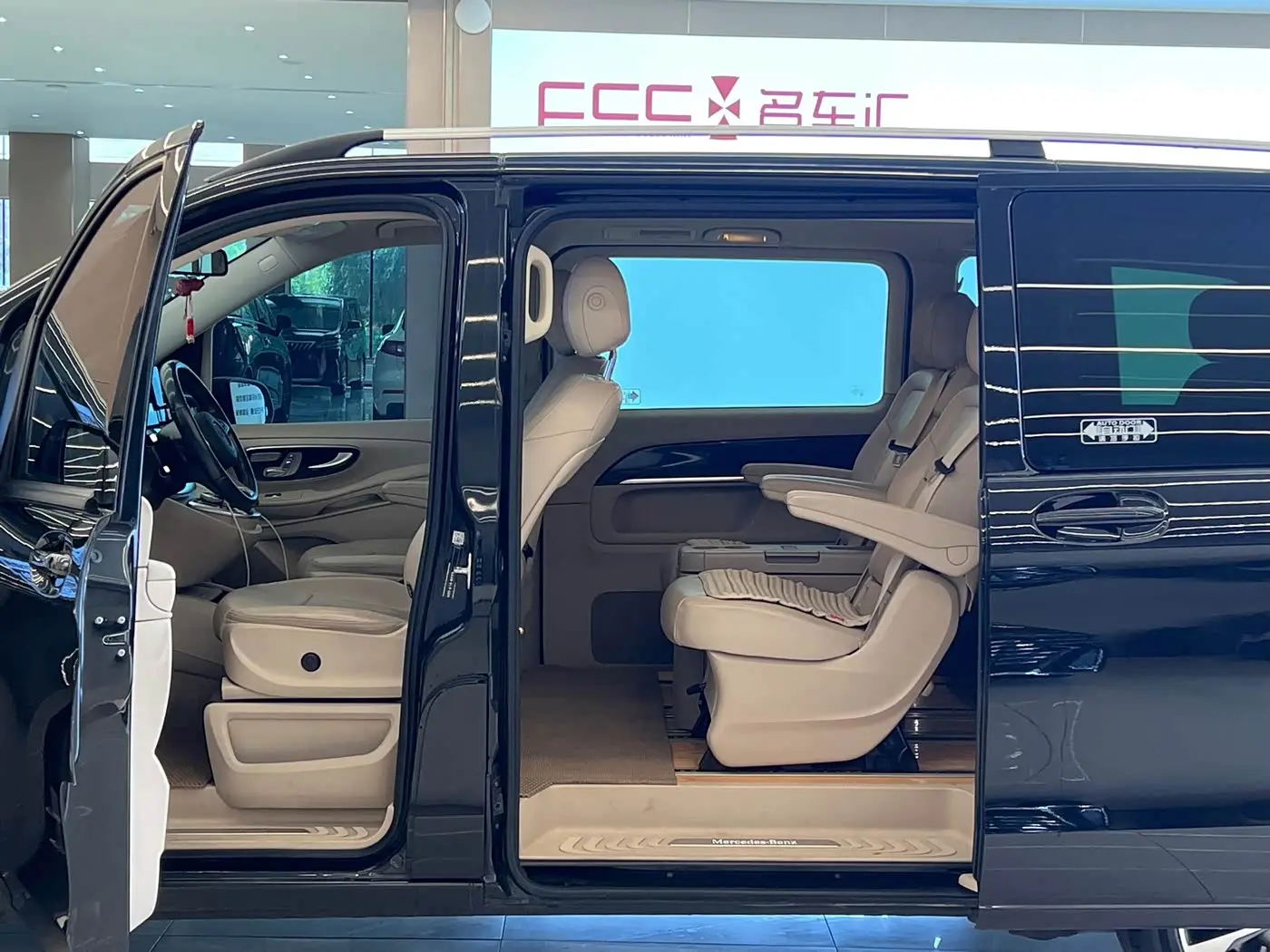 Mercedes-Benz V-Class 2016 — Фото 8/20