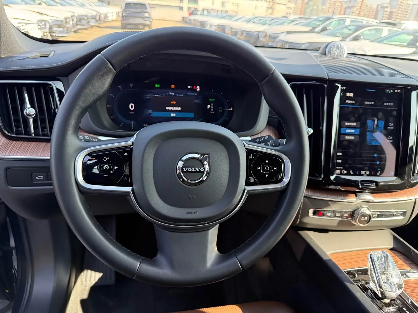 Volvo XC60 Plug-in Hybrid 2024 — Photo 9/20