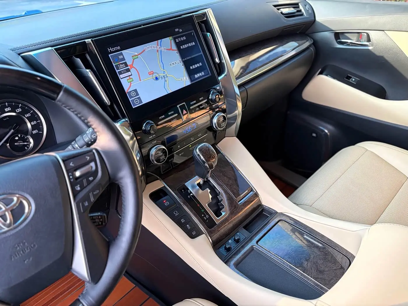 Toyota Vellfire 2021 — Photo 7/20