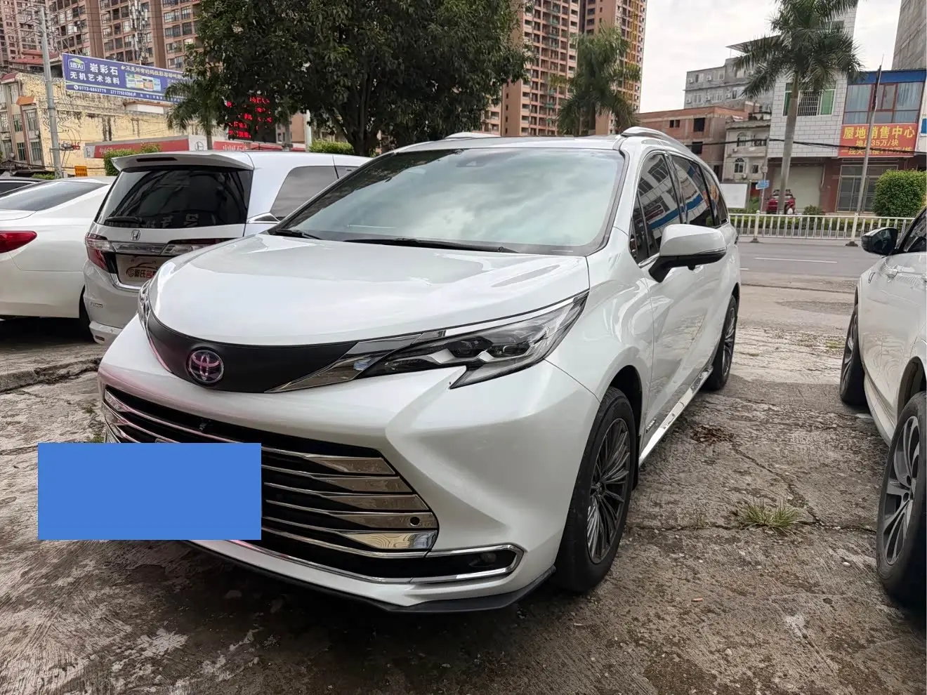 Toyota Sienna 2023 — Фото 1/16