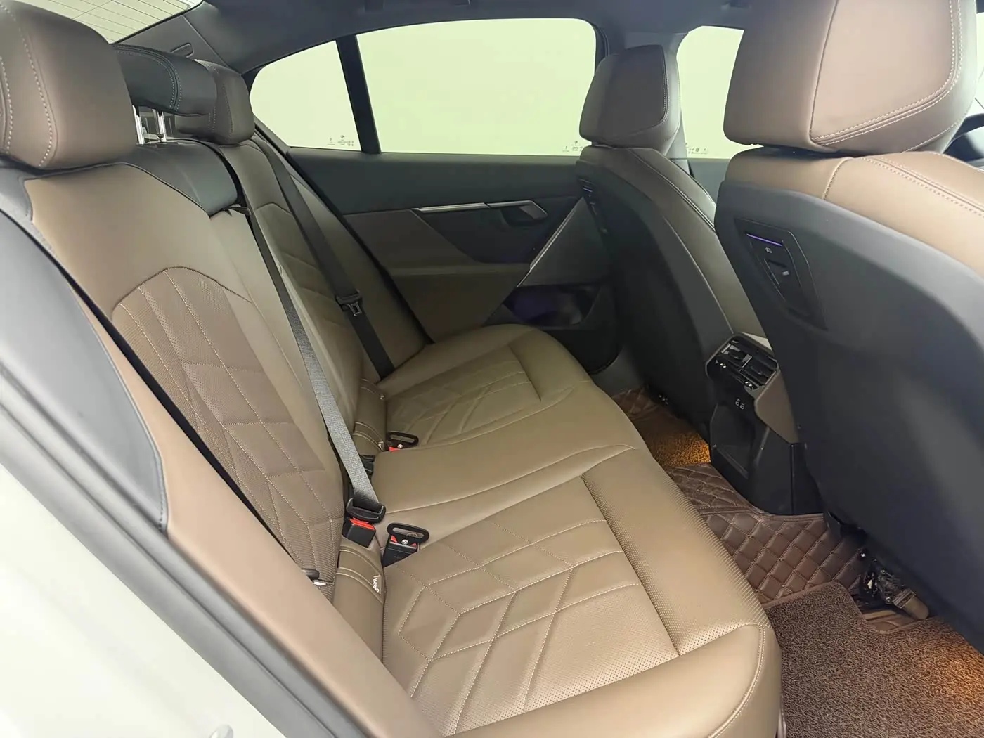 BMW 5 Series 2024 — Photo 13/14
