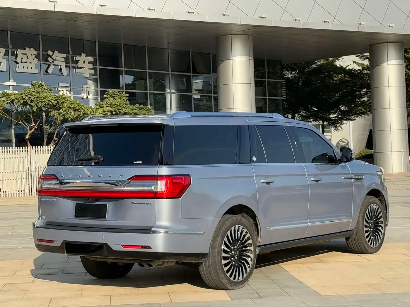 Lincoln Navigator 2022 — Фото 16/17