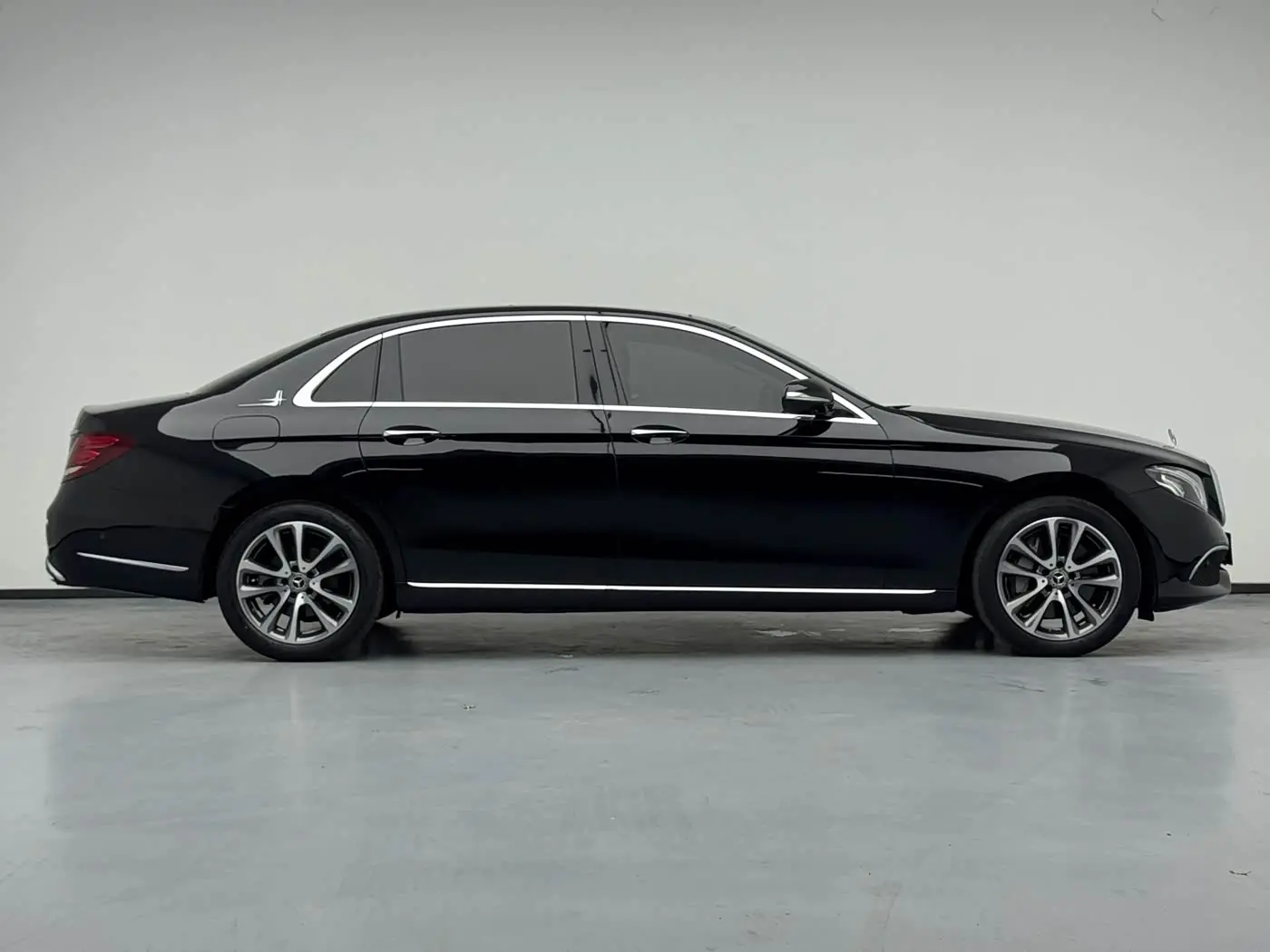 Mercedes-Benz E-Class 2019 — ფოტო 8/20