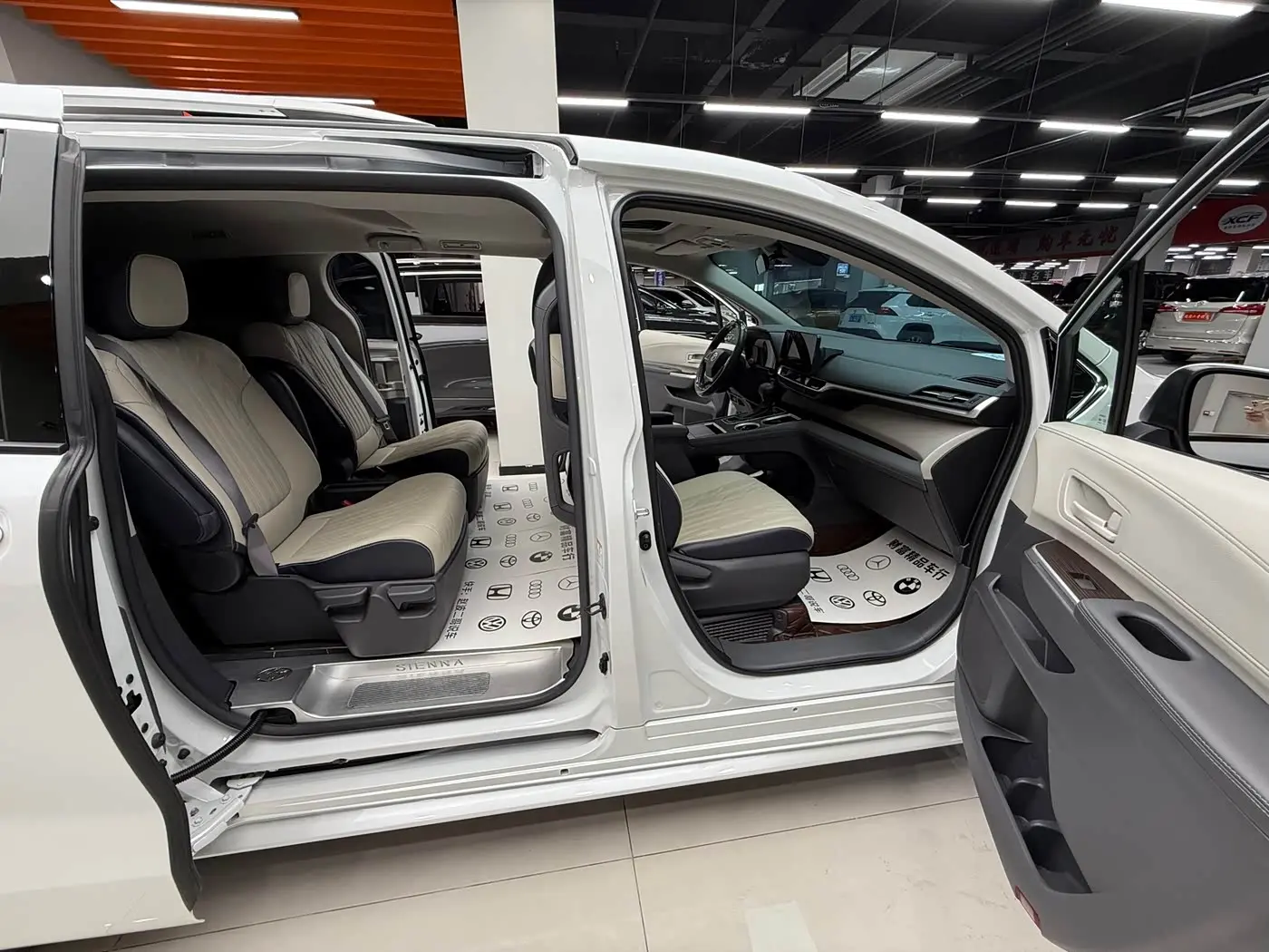 Toyota Sienna 2023 — Photo 12/15