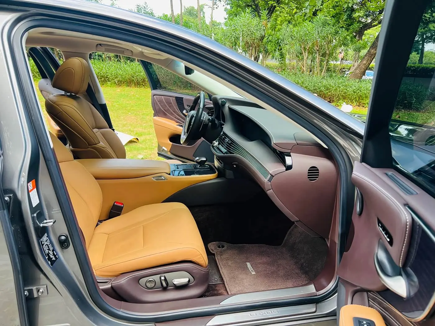 Lexus LS 2020 — Photo 13/20