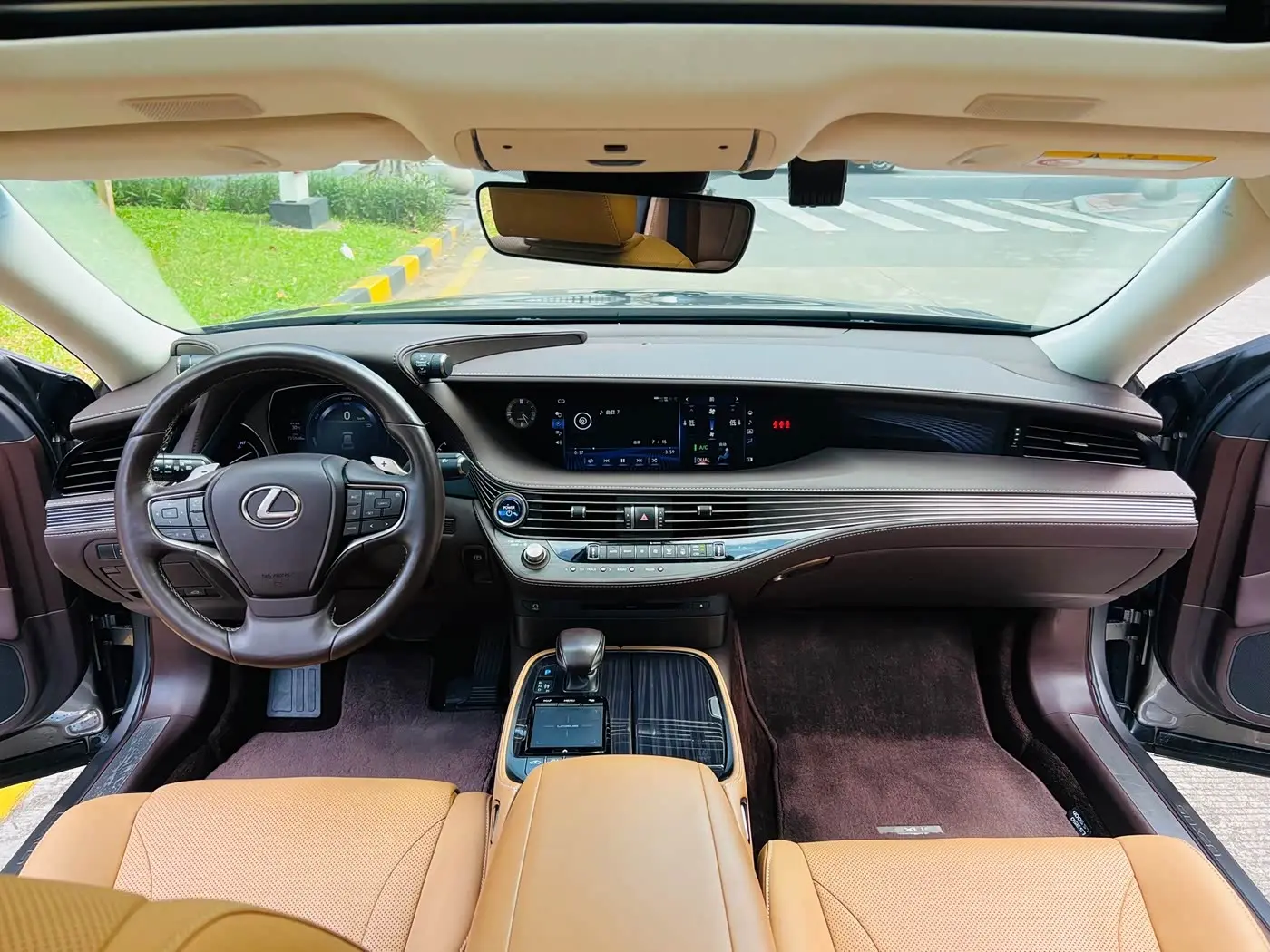 Lexus LS 2020 — Photo 18/20