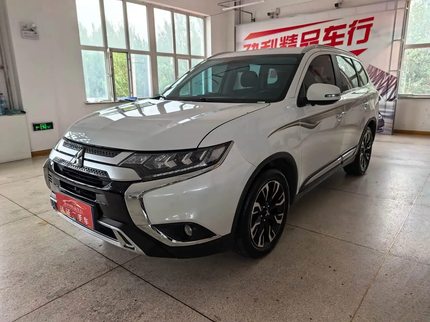 Mitsubishi Outlander 2021 — Photo 1/11