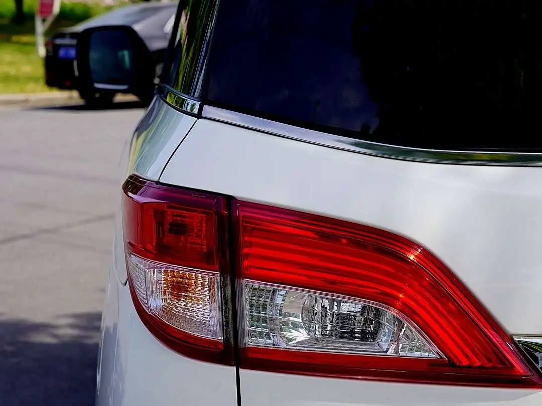 Nissan Quest 2016 — Photo 4/20