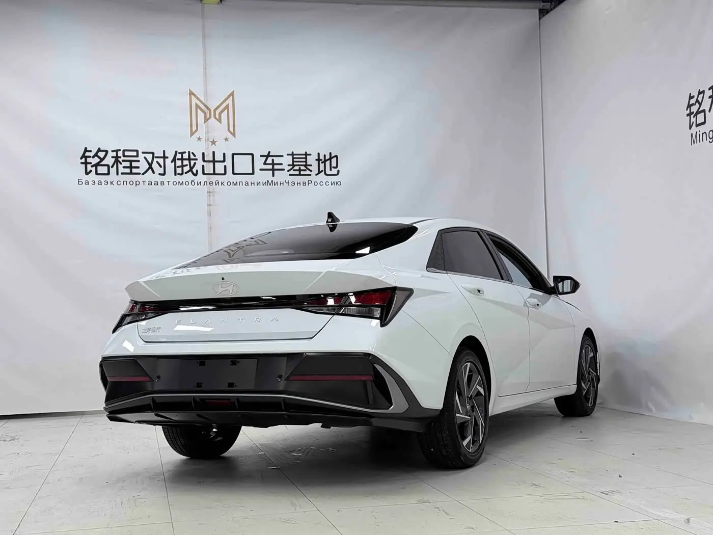 Hyundai Elantra 2023 — Фото 4/20