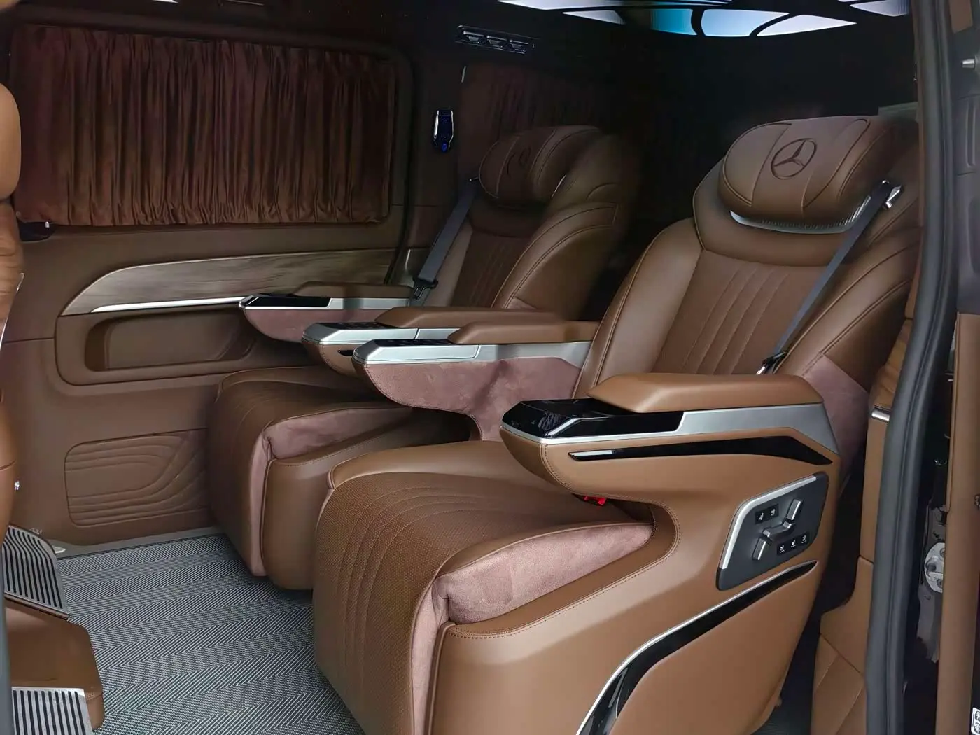 Mercedes-Benz V-Class 2020 — Фото 7/10