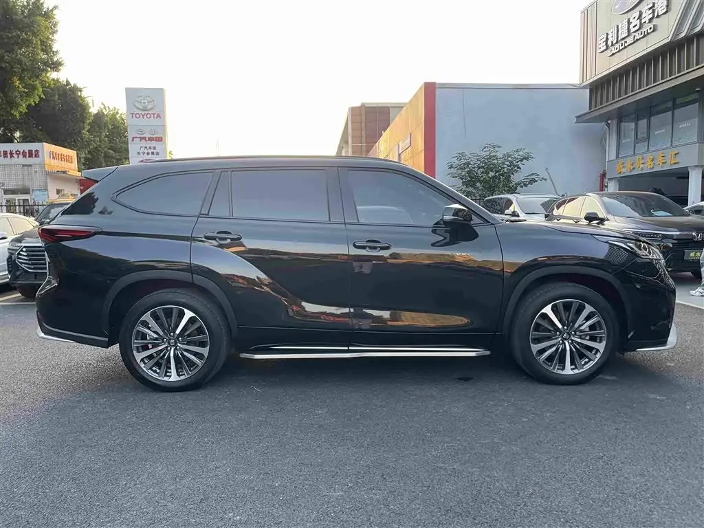 Toyota Crown Kluger 2025 — Photo 6/20