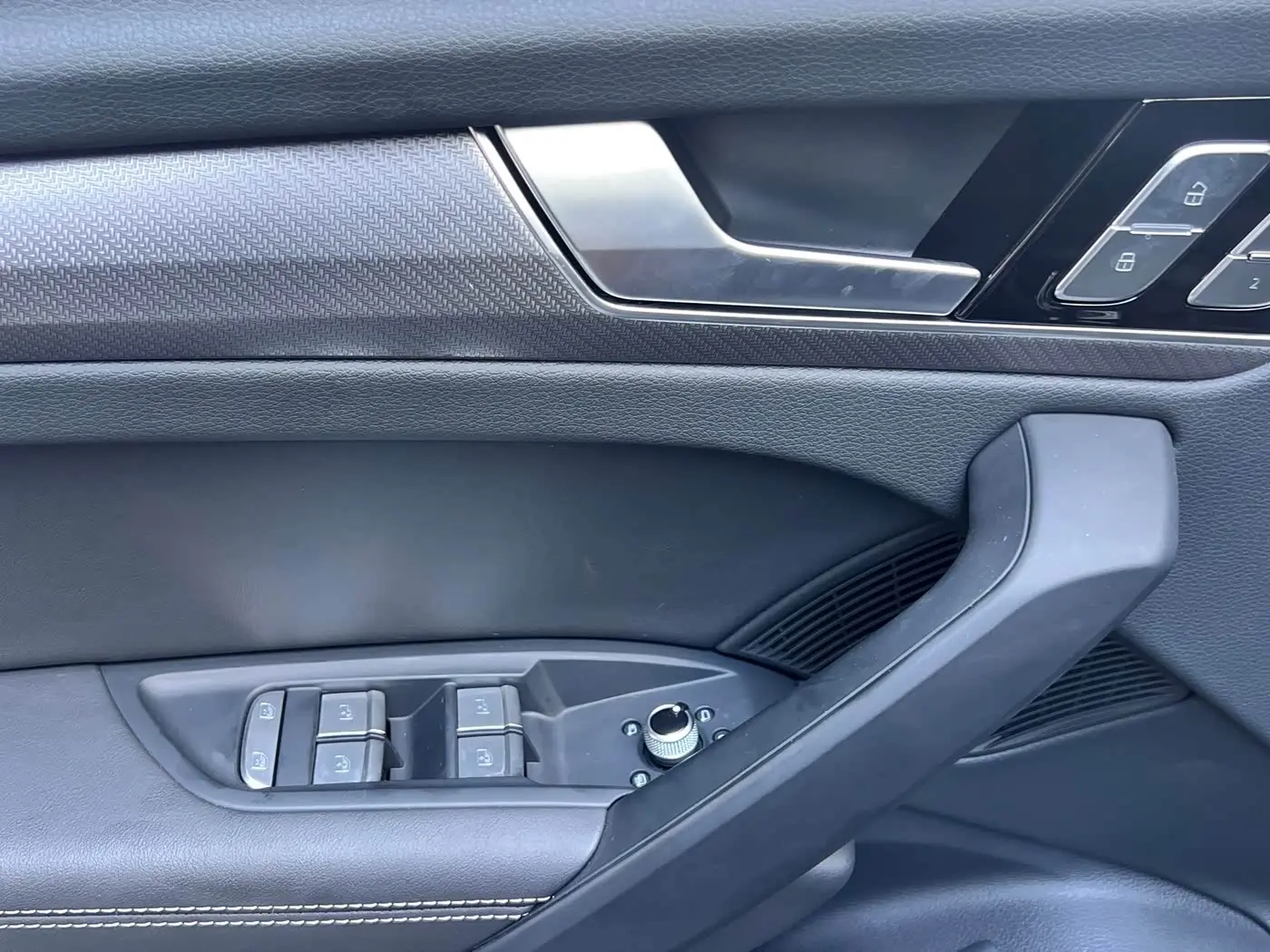 Audi Q5L 2025 — Фото 10/20