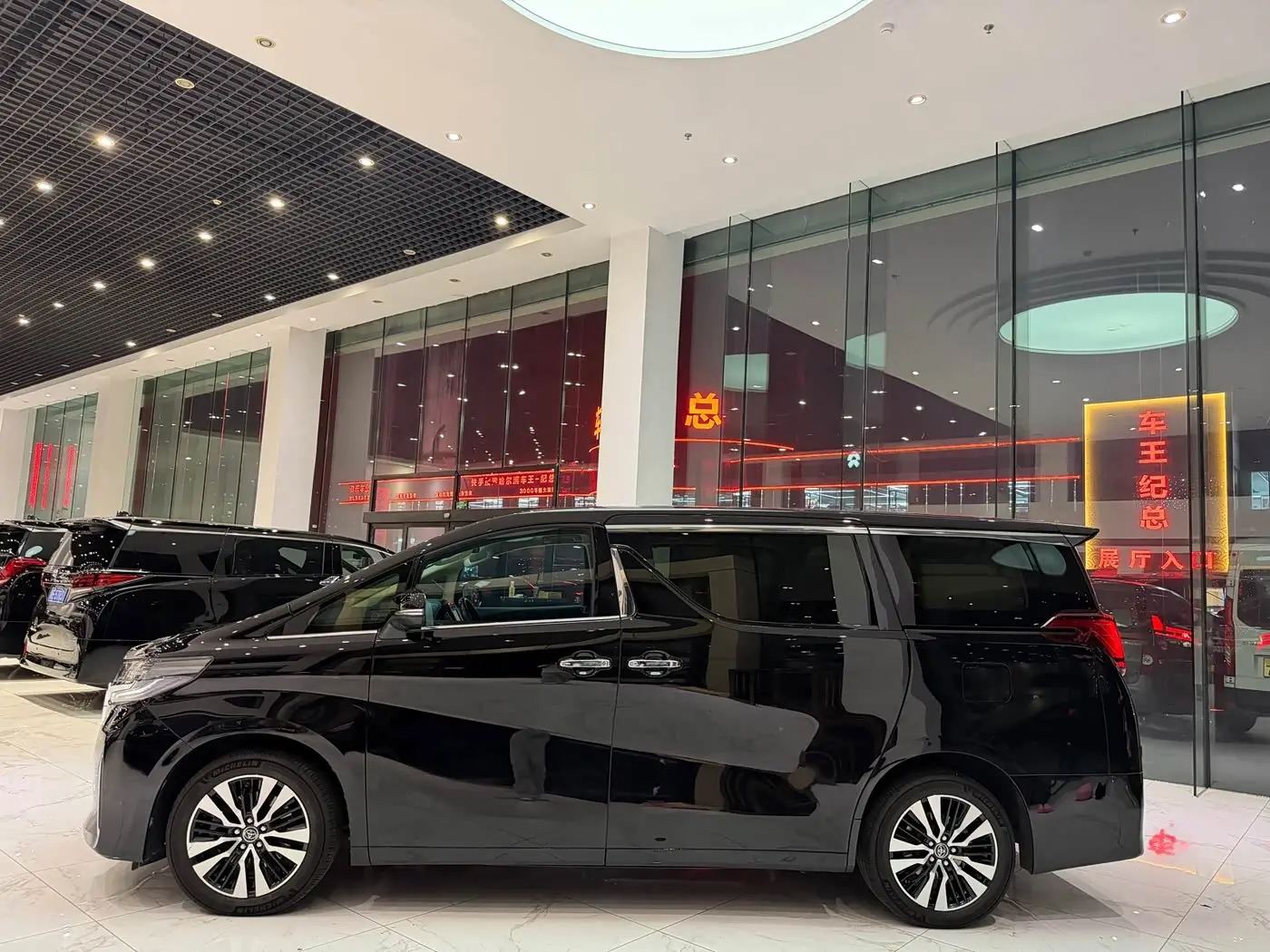 Toyota Alphard 2019 — Photo 8/12