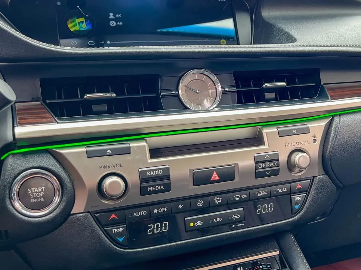 Lexus ES 2015 — Photo 12/15