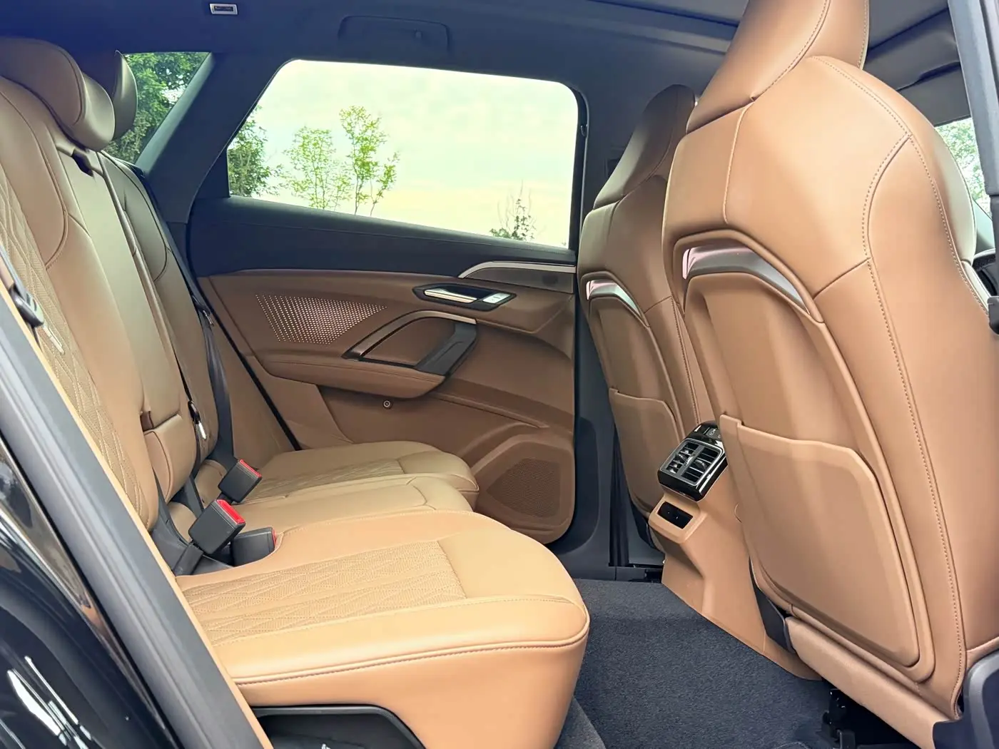 Audi Q5L 2025 — Photo 6/12