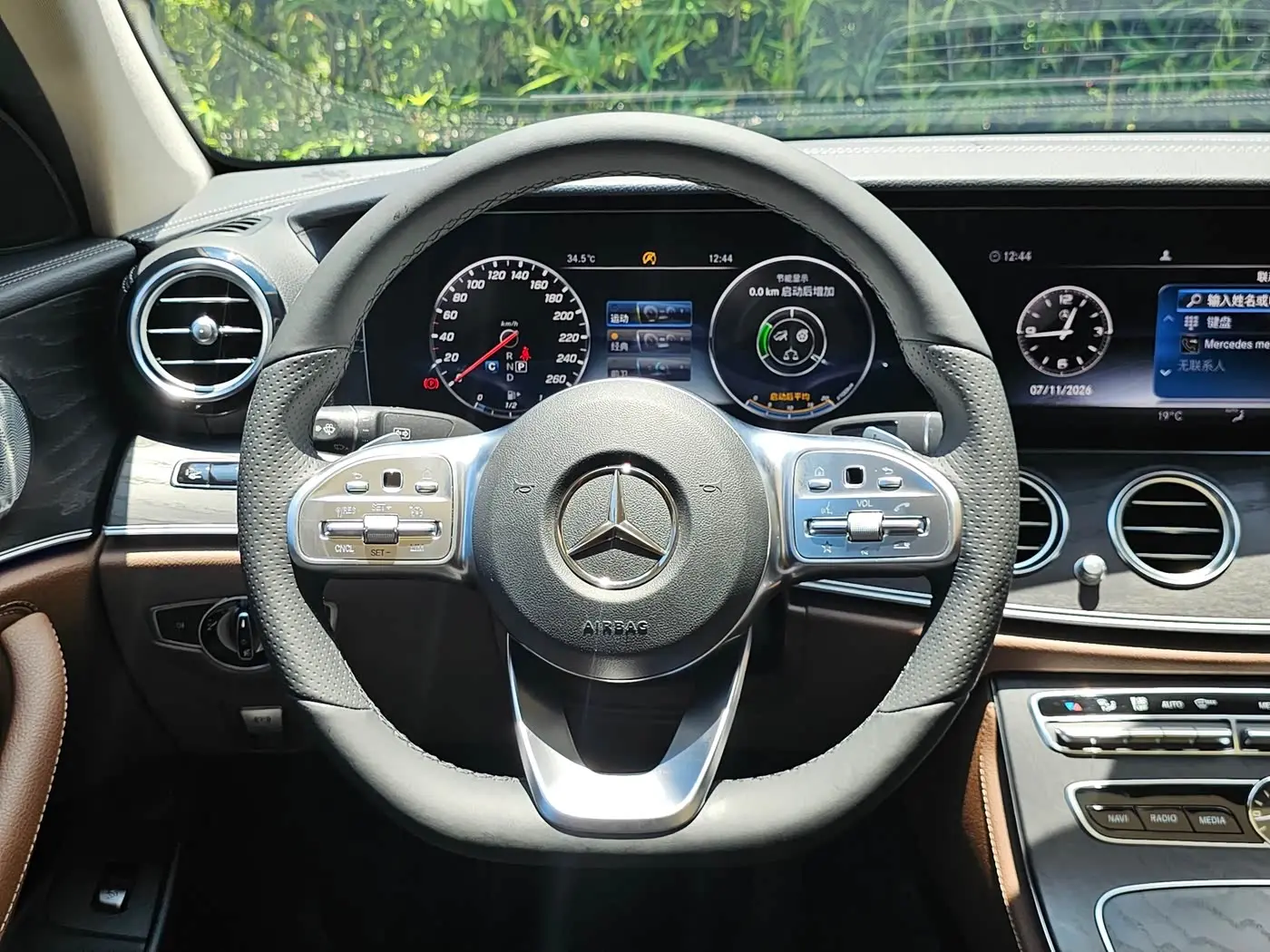 Mercedes-Benz E-Class 2020 — Photo 10/14