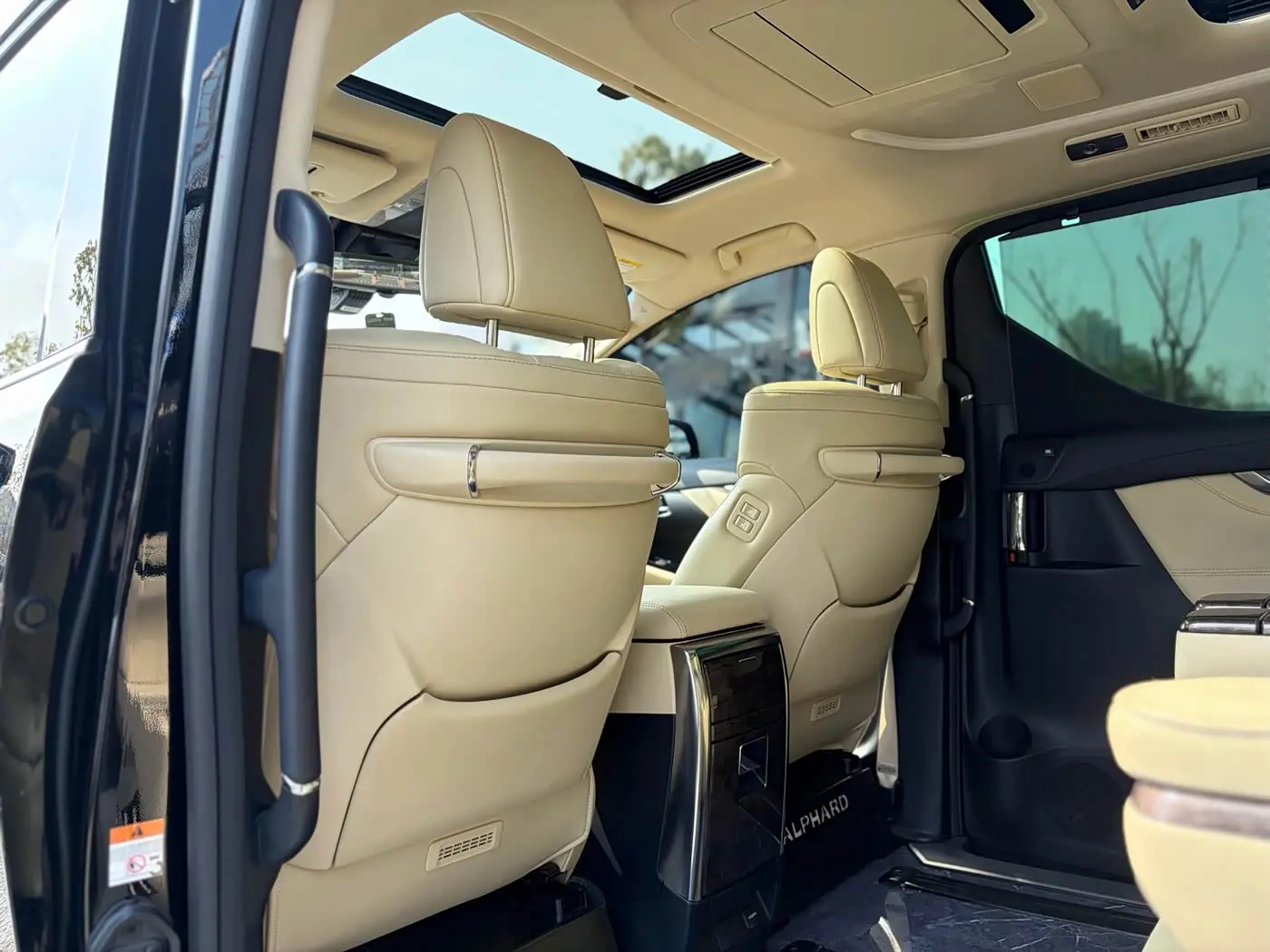 Toyota Alphard 2022 — Photo 11/20