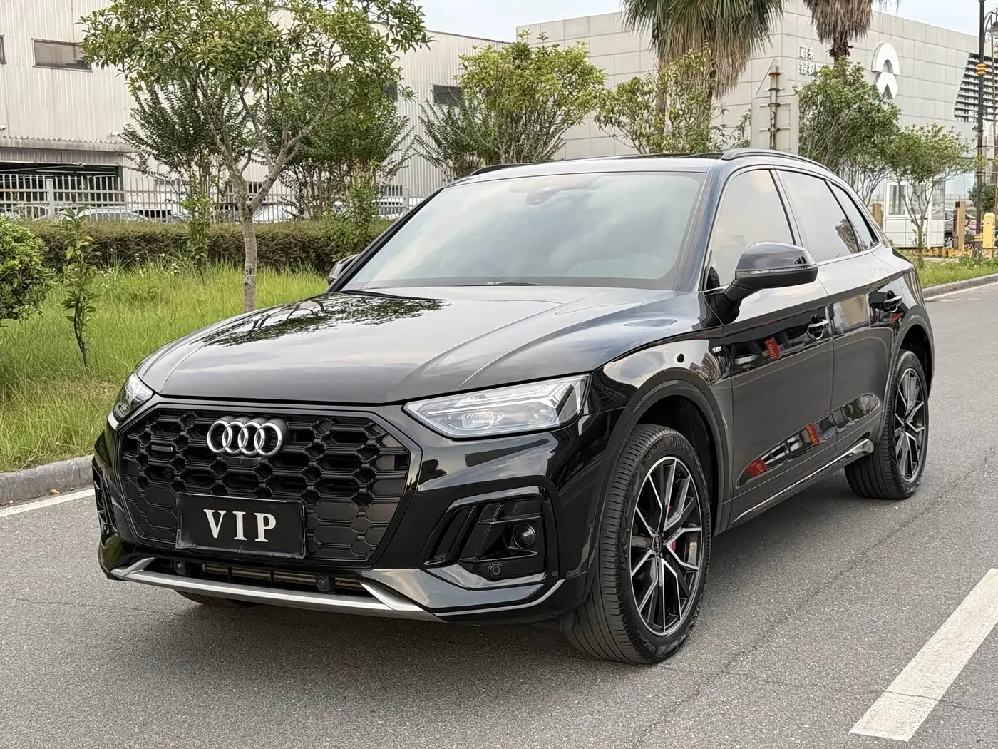 Audi Q5L 2025 — Фото 1/17