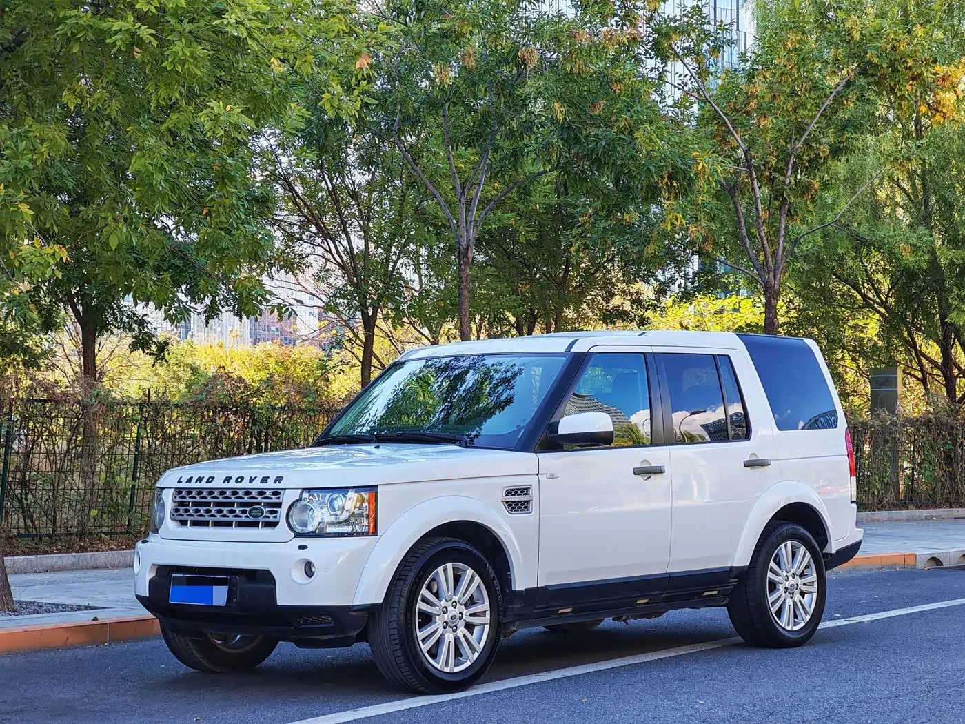 Land Rover Discovery 2012 — Photo 1/20